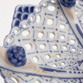 Royal Copenhagen, kandelaber, porslin, "Musselmalet Helblonde", modell 1006, Danmark, 1969-73.