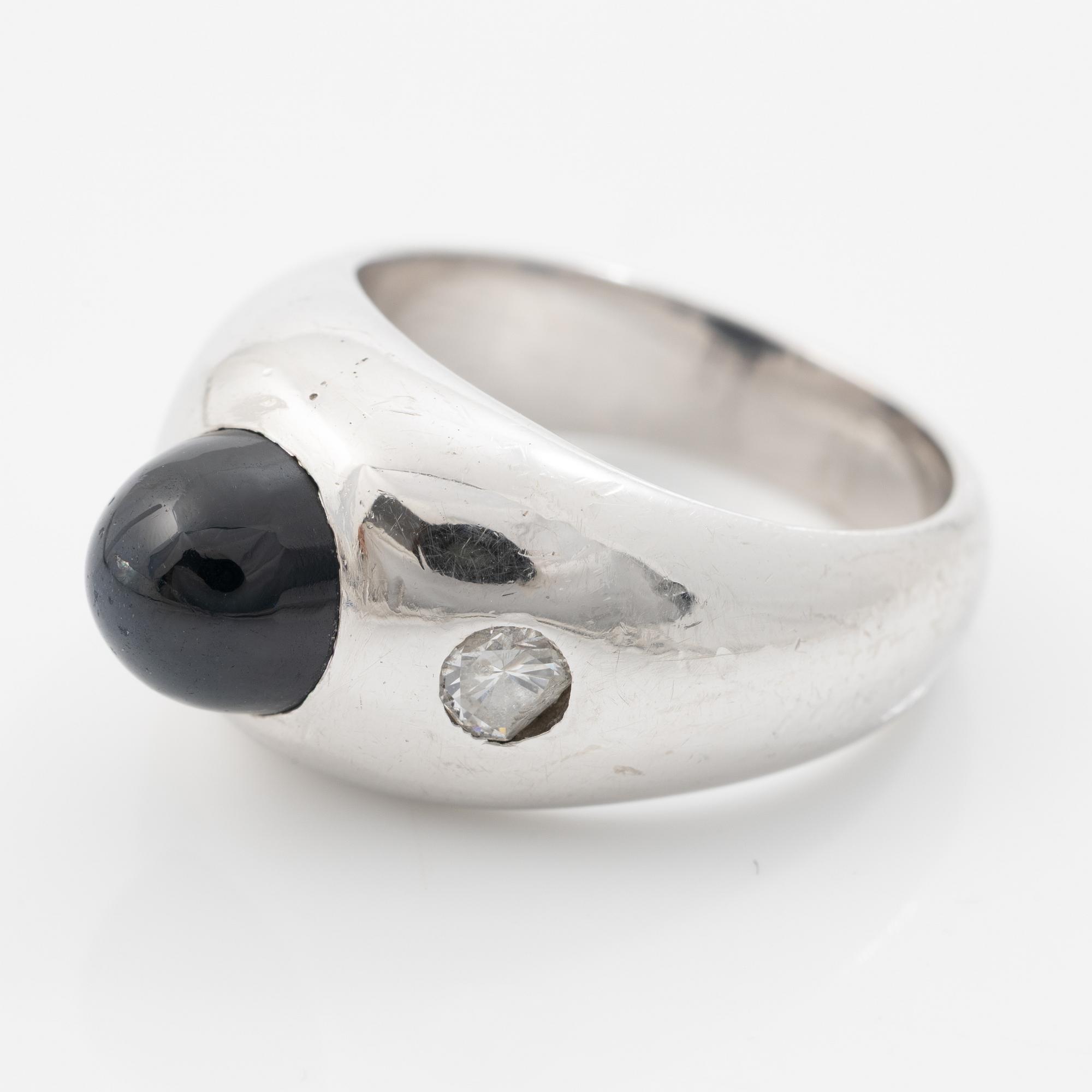 Ring, 18K white gold, set with brilliant-cut diamonds and a cabochon-cut sapphire.