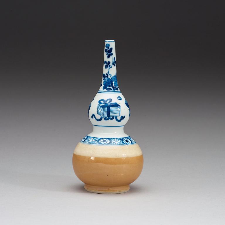 A blue and white with cappuciner glazed rose water sprinkler, Qing dynasty, Kangxi (1662-1722).