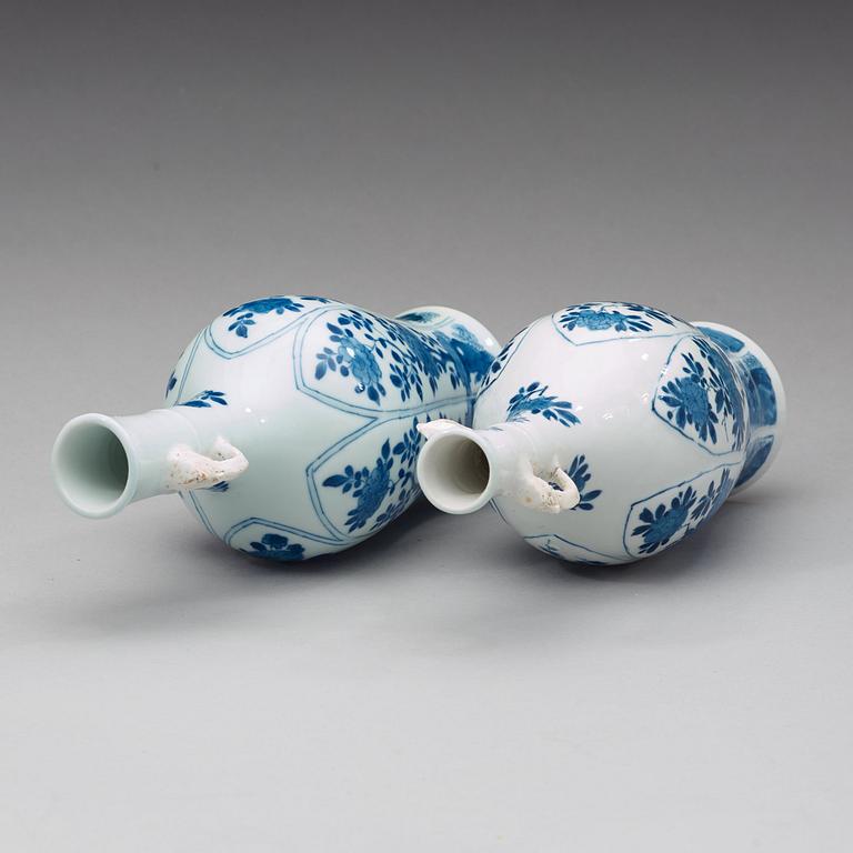 Two blue and white vases, Qing dynasty, Kangxi (1662-1722).