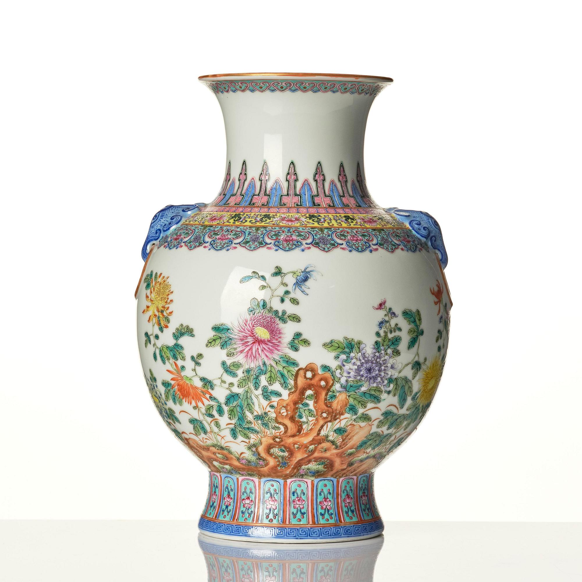 A Chinese famille rose vase of archaistic Hu form, Republic period (1912-1949).