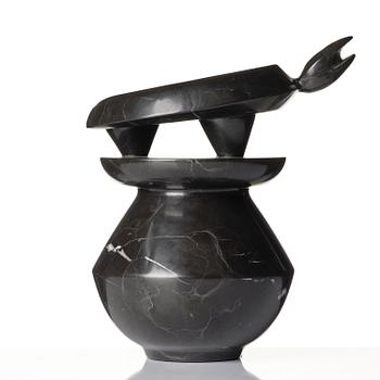 Max Ernst, "Petite torture sur socle rond".