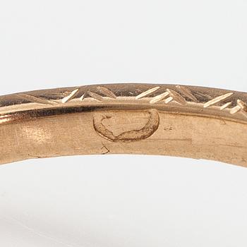 A 13-14K gold ring with a synthetic spinelle and rose-cut dimaonds.