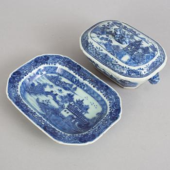 A blue and white butter tureen with cover and stand, Qing dynasty, Qianlong (1736-95).