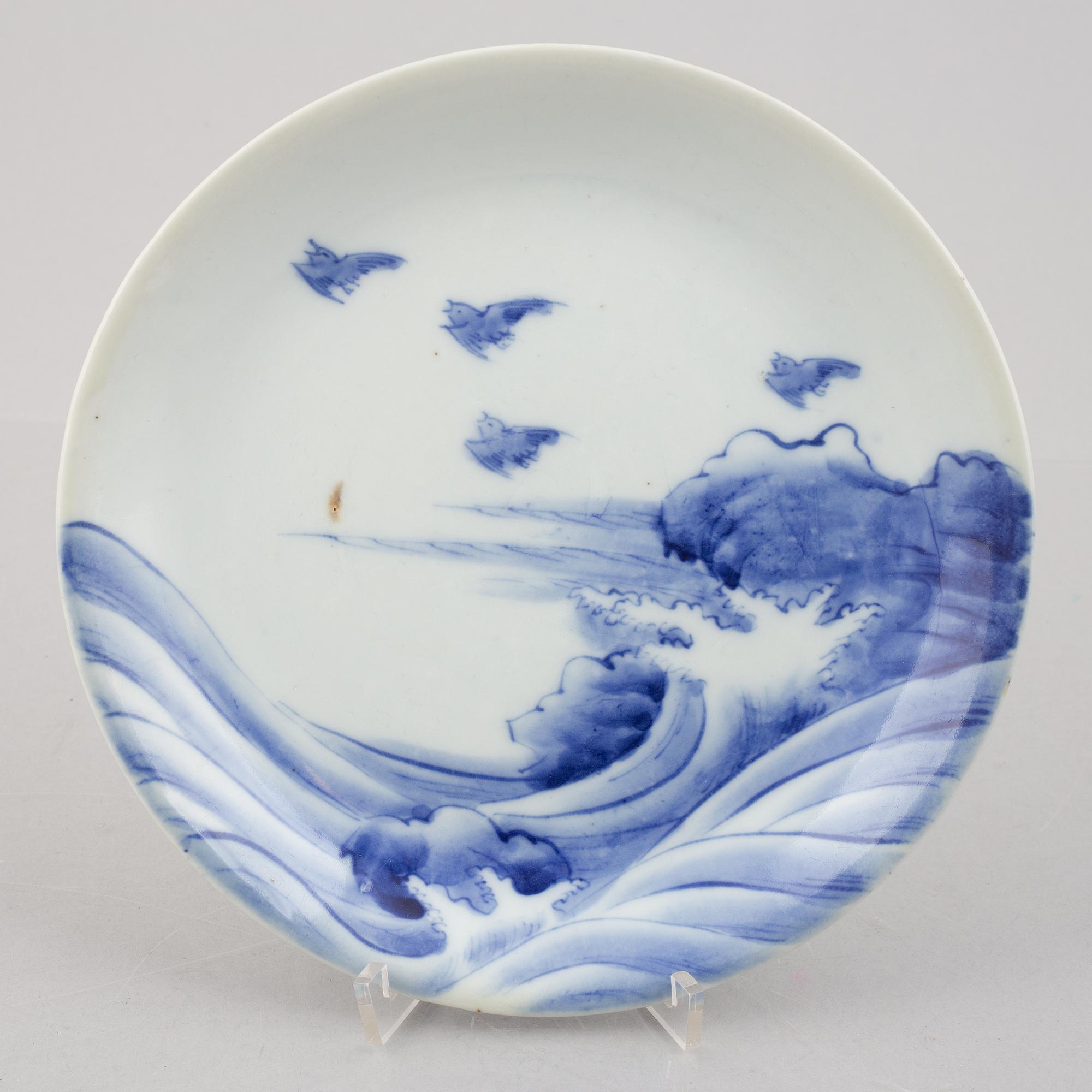 A set of five Japanese blue and white porcelain plates, late Meiji period, around 1900.
