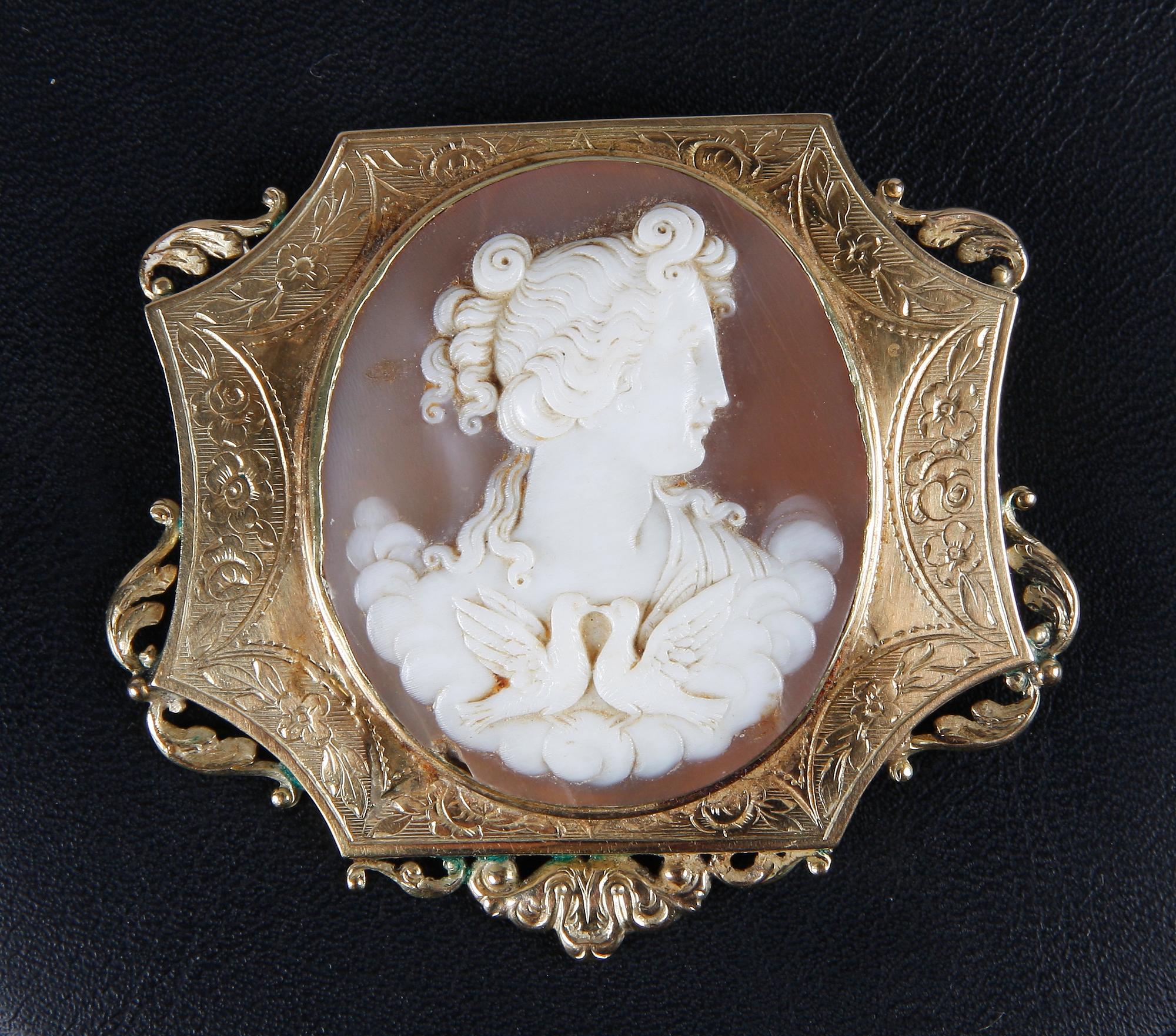 BROSCHER, 3 st, bl a 18 K guld samt snäckskalscaméer, bl a 1925 samt 1954.