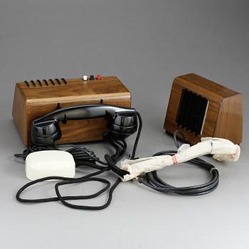 TELEFON OCH HÖGTALARE, valnöt och bakelit, sannolikt 1950-60-tal. LM Ericsson.