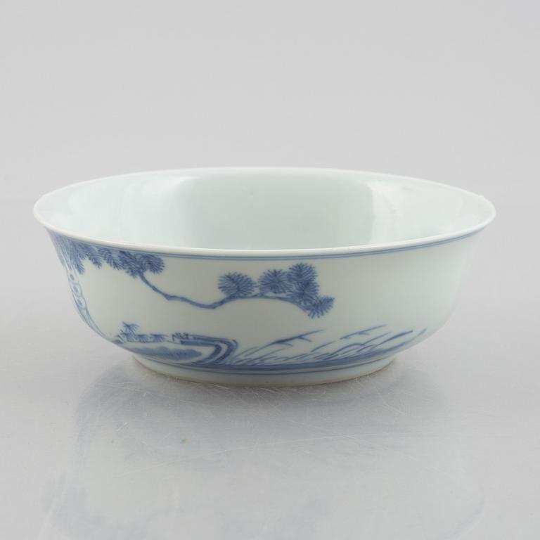 A group of three Chinese blue and white porcelain bowls, late Qing dynasty / early 20th century.