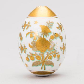 A 19TH CENTURY RUSSIAN PORCELAIN EASTER EGG.