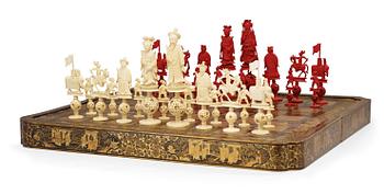 1547. A black lacquer chess game with 32 ivory and bone figures, late Qing dynasty (1644-1912).