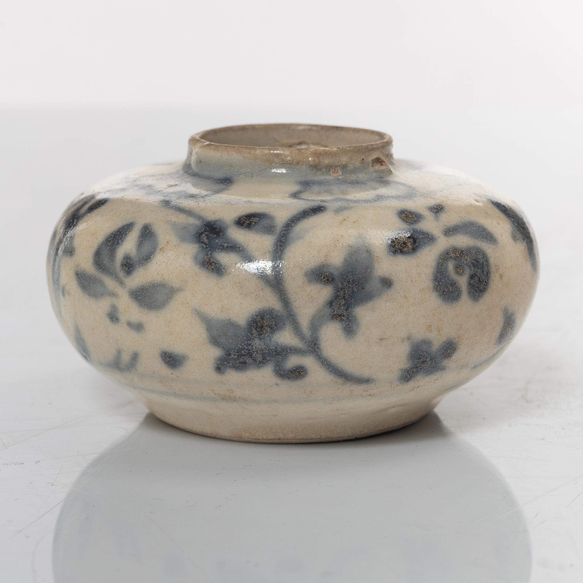 A Chinese blue and white porcelan bowl and a small vase, Ming dynasty (1368-1644).