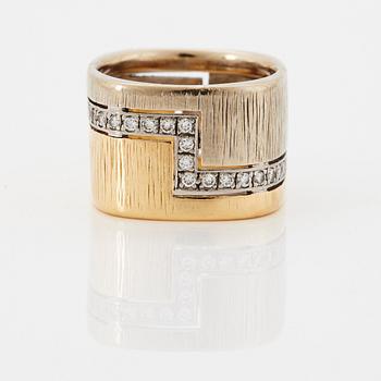 An 18K gold ring set with round brilliant-cut diamonds.