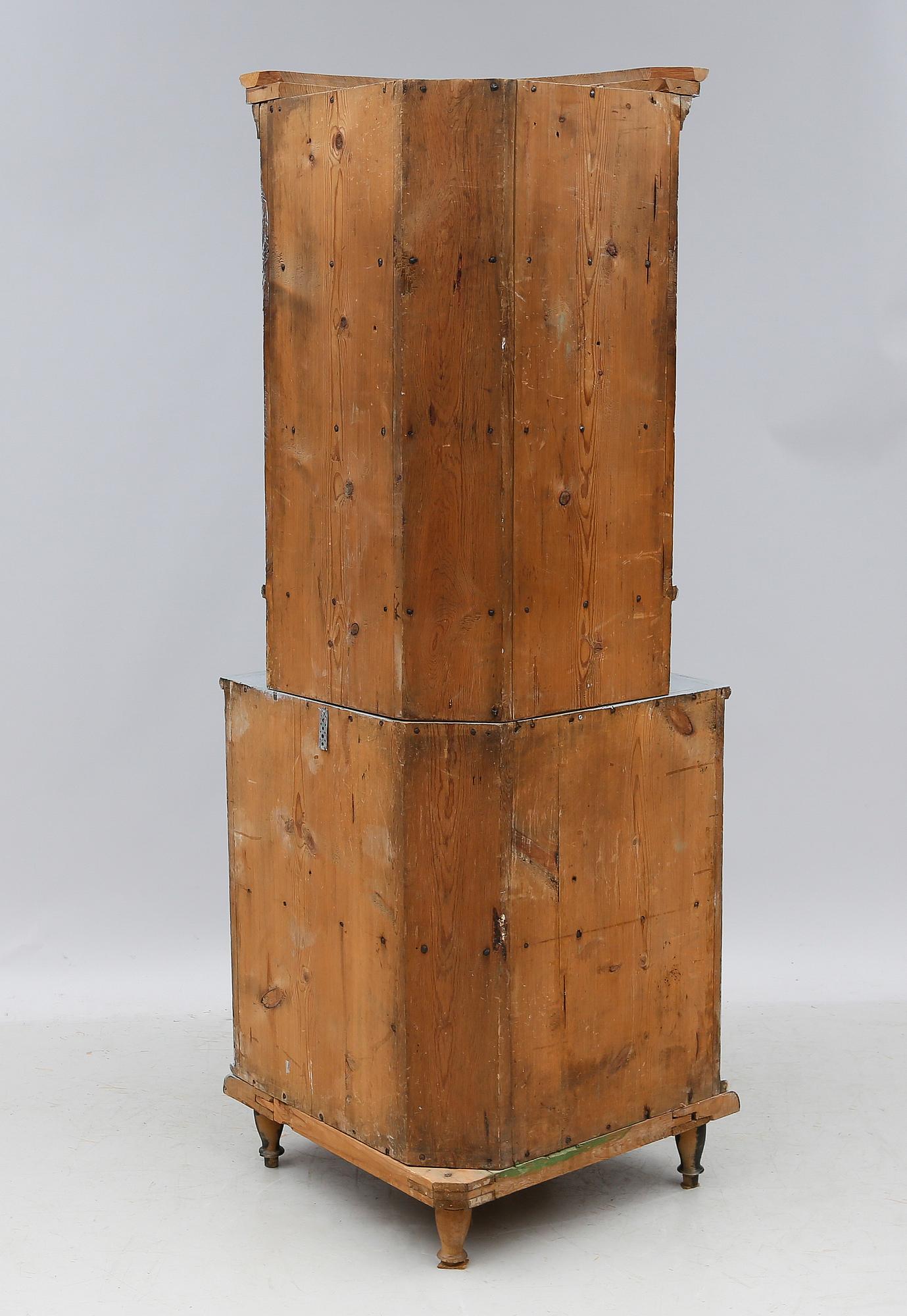 HÖRNSKÅP, allmoge, 1800-talets första hälft.