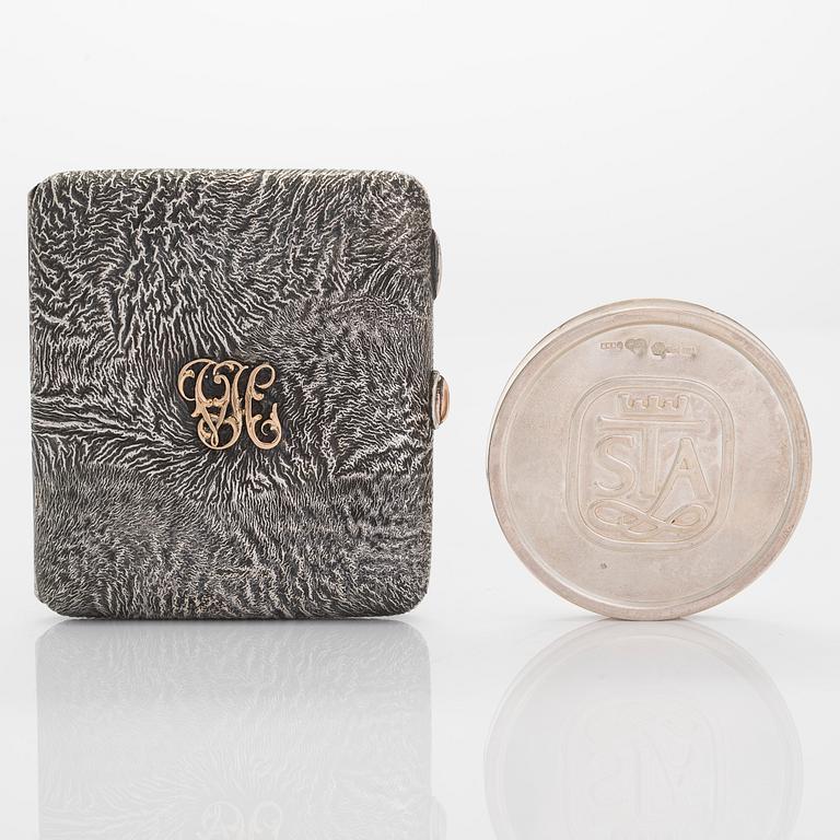 A samorodok cigarette case, Turku 1947 and lid for a snuff box, Swedish hallmarks 1987.