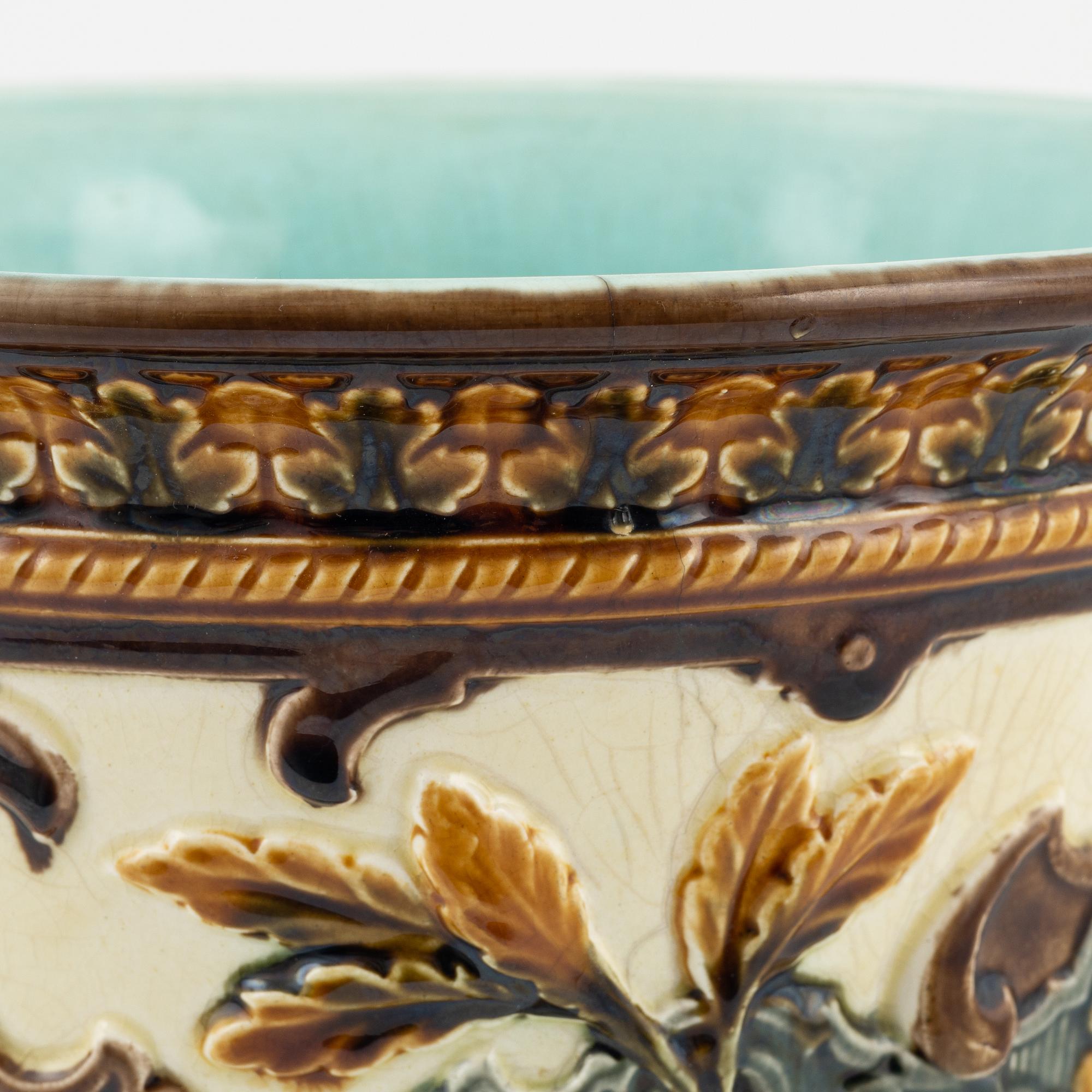 An earthenware urn from Rörstrand, around the year 1900.