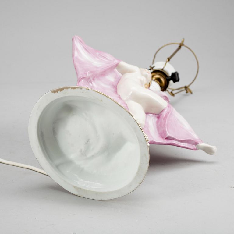 BORDSLAMPA. Porslin, 1900-talets första hälft/mitt.