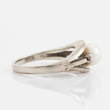 Ring med pärla och två briljantslipade diamanter.