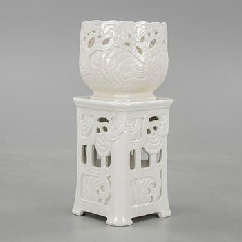 PIEDESTAL med YTTERFODER, flintgods, jugend, Alf Wallander, Rörstrand, omkring 1900.