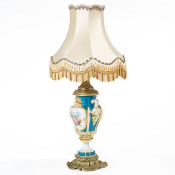 Bordslampa, Sèvres-stil, omkring år 1900.