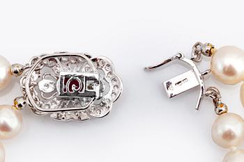 PEARL BRACELET, cultured freshwater pearls approx 7-7,5 mm, clasp 18K whitegold 1 ruby and brilliant-cut diamonds.