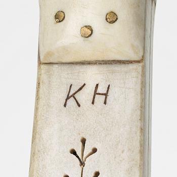 Knivar 4 st, oidentifierade slöjdare, samt en kåsa av Bengt Olav Unga.