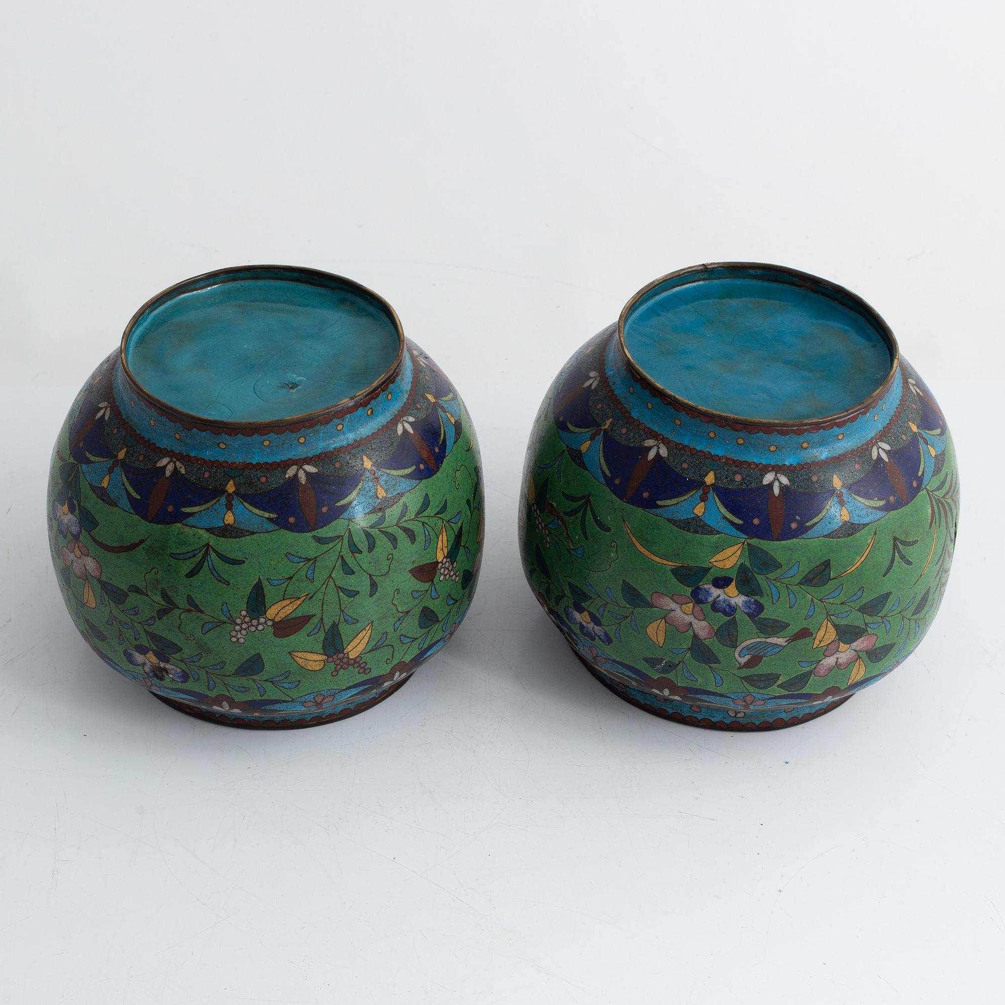 A pair och Chinese cloisoé pots, first part of the 20th century.