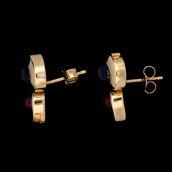ÖRHÄNGEN, ett par, 14k guld med cabochonslipad safir samt rubin med mindre diamant. Tot vikt ca 3,7g.