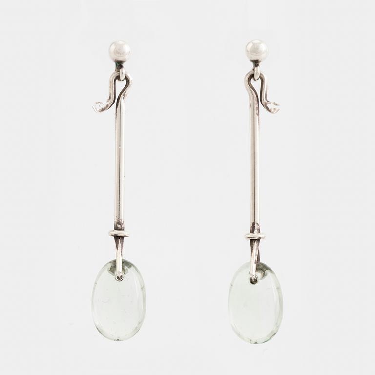 Vivianna Torun Bülow-Hübe, Örhängen ett par "Dew Drop" silver med prasiolit, för Georg Jensen.