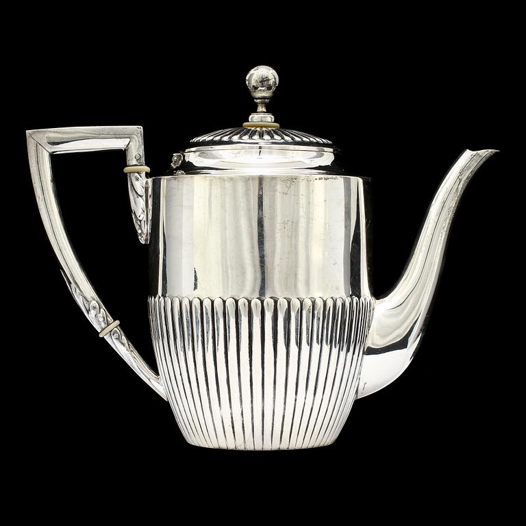 KAFFESERVIS, 3 delar, silver, K Andersson, Sthlm, 1910, vikt 655 g samt BRICKA, silver, CG Hallberg, 1952, vikt 185 g.