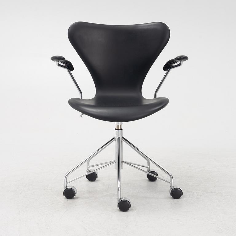 Arne Jacobsen, skrivbordsstol, "Sjuan", Fritz Hansen, Danmark, 2018.