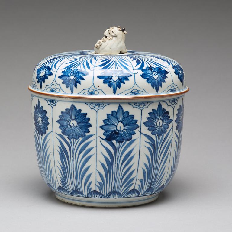 SKÅL med LOCK, porslin. Qingdynastin, Kangxi (1662-1722).