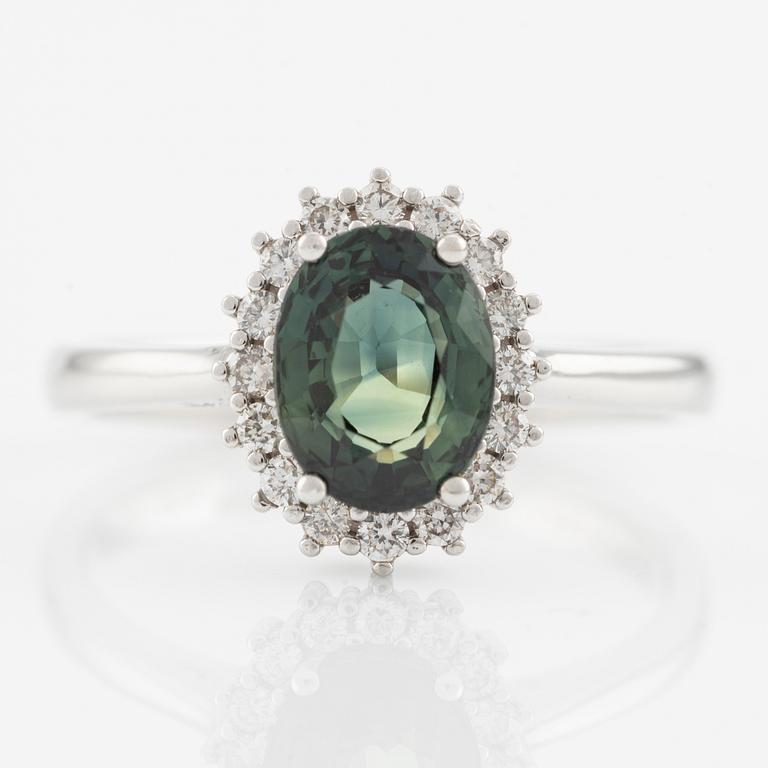 Ring in 18K gold with green faceted sapphire and round brilliant-cut diamonds.