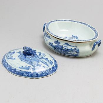 A blue and white tureen with cover, Qing dynasty, Qianlong (1736-95).