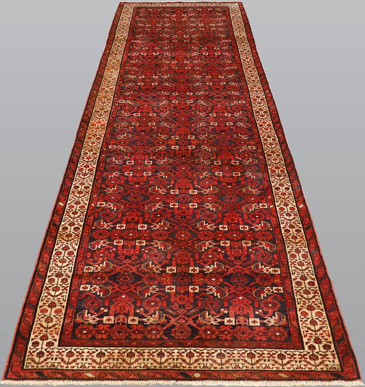 Runner, Hamadan, ca 420 x 105 cm.