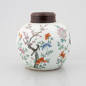A Chinese famille rose porcelain jar, Qing dynasty.
