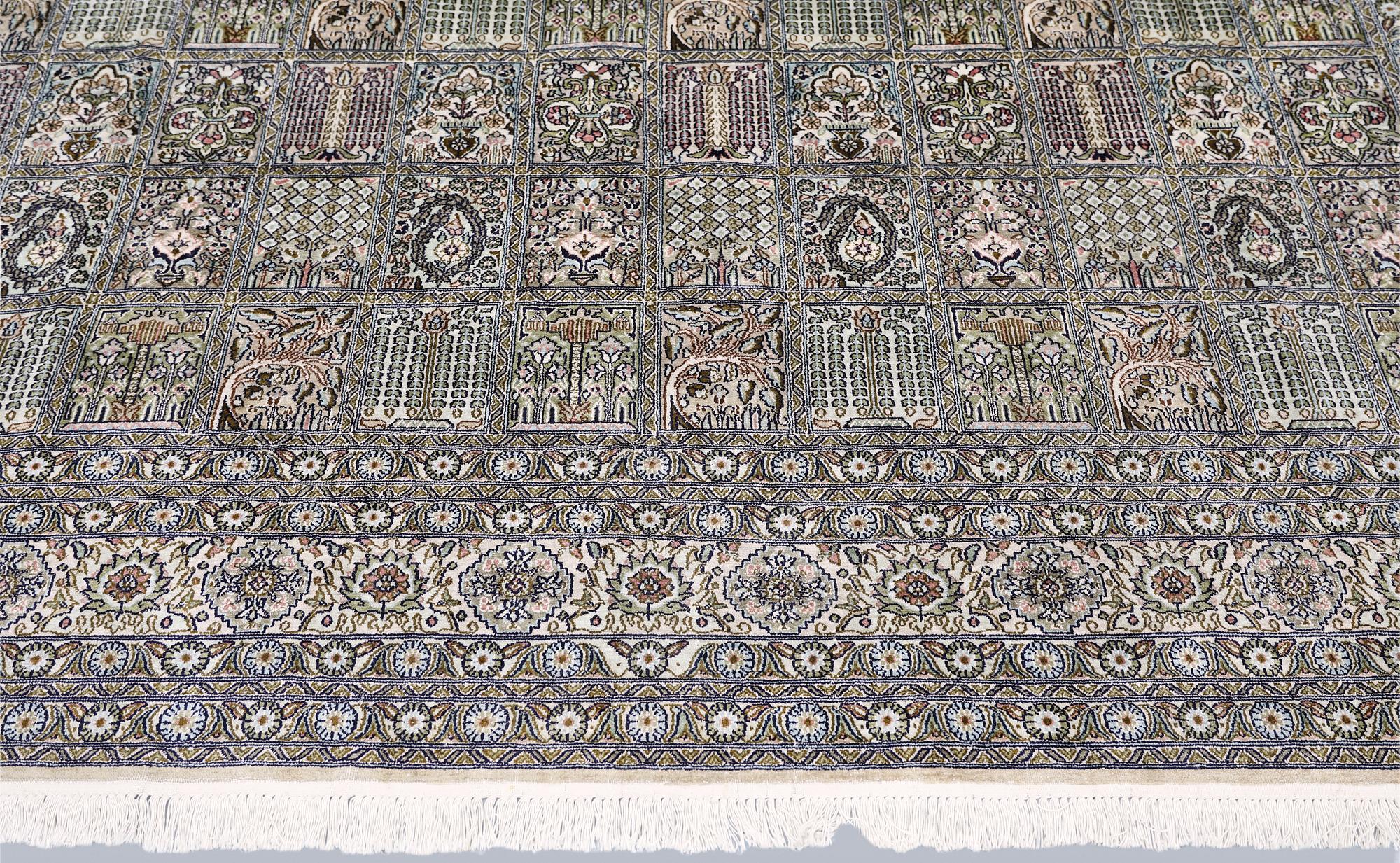 Matta, silke Kashmir, ca 370 x 272 cm.