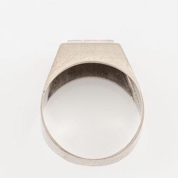 Ring, 18K vitguld med åttkantslipade diamanter.