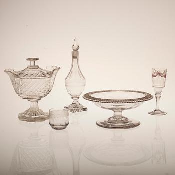 PARTI GLASFÖREMÅL, 5 delar, 1700/1800-tal.