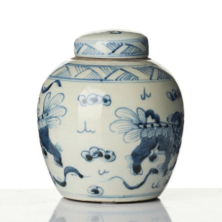 A blue and white porcelain pot, China, Qing dynasty, 19th century.