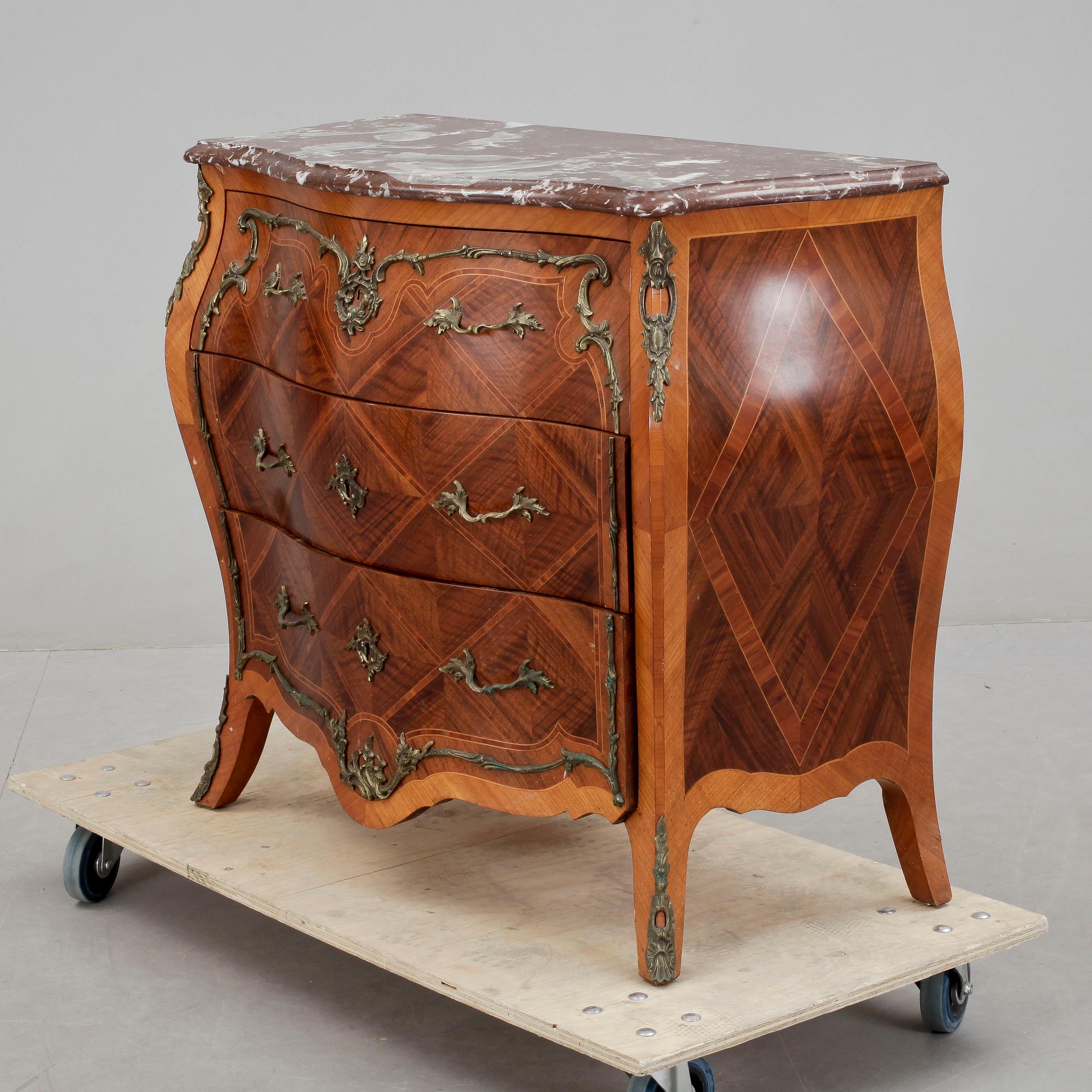 BYRÅ, rokokostil, 1900-talets andra hälft.