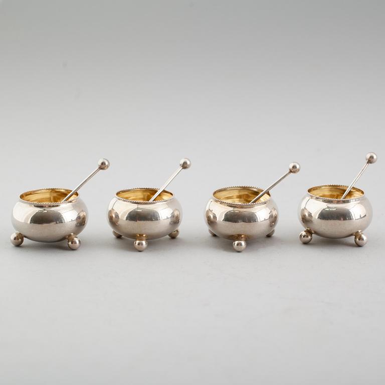 SALTKAR, 4 st med skedar, silver, Skottland, 1900-tal. Vikt ca  53 gram.