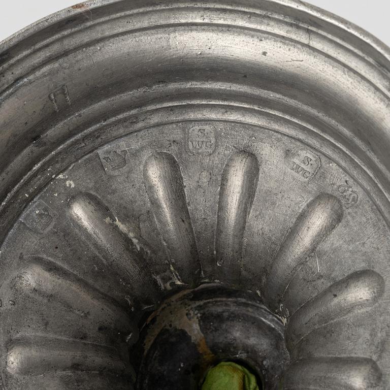 Peter Gillman och Samuel Weygang, ljusstakar, ett par snarlika, tenn, gustavianska, Stockholm, 1784-87.