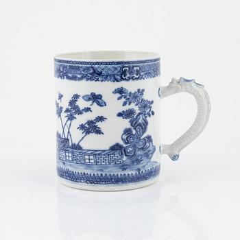 Mugg, kompaniporslin. Kina, Qingdynastin, Qianlong (1736-95).