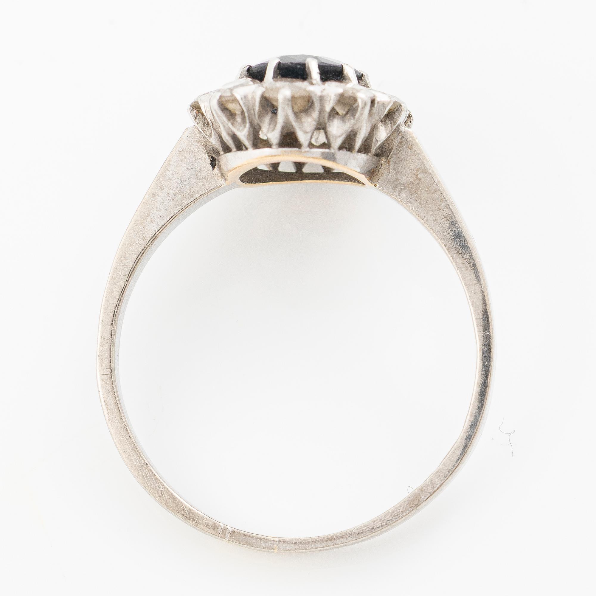 Ring, carré-set, 18K white gold with sapphire and brilliant-cut diamonds.