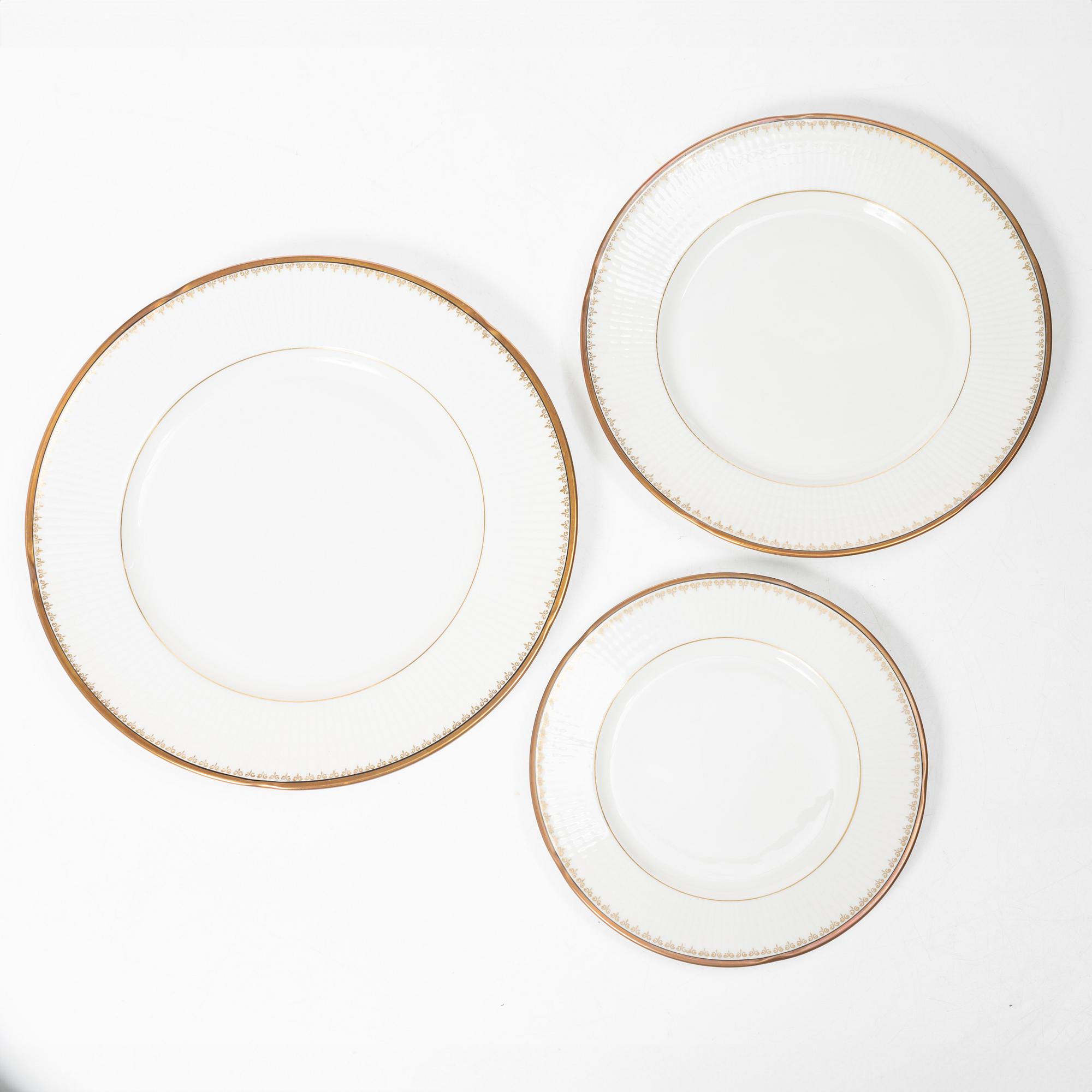 Louise Adelborg, A dinner service, 74 pieces, porcelain, "Swedish Grace/Kardinal", Rörstrand.