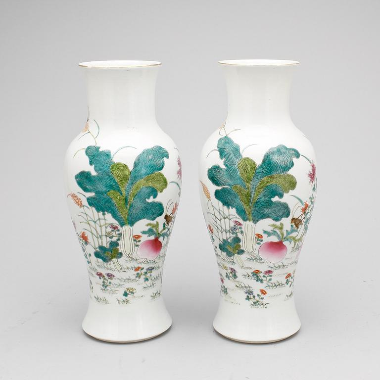 VASER, ett par, porslin, Kina, 1900-talets andra hälft.