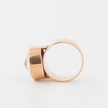 RING, med fasettslipad rosa sten.