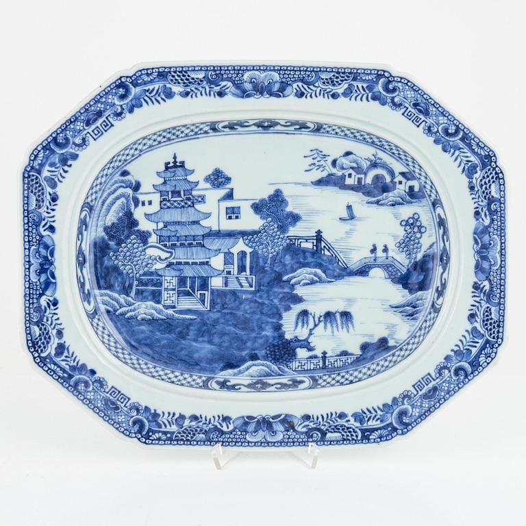 Stekfat, porslin, Qianlong (1736-95) samt bojan, porslin, Kina, 1800-tal.