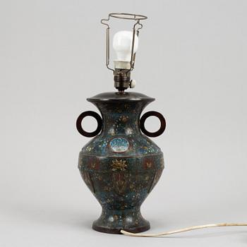 Urna, brons och cloisonne. Kina, omkring 1900.