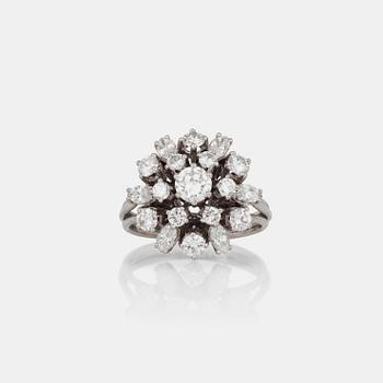 662. A circa 1.95 ct marquise- and brilliant-cut diamond ring.